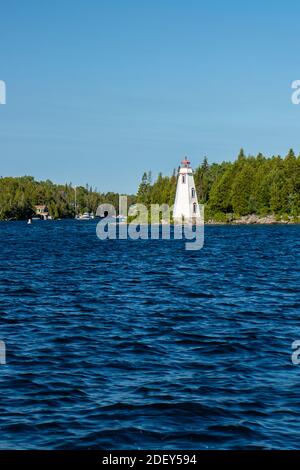 Phare Big Tub vu du port de Tobermory, ON. Paysages spectaculaires en été dans la baie Georgienne, en ONTARIO, Canada. Il y a plus de 30,000 îles à Lak Banque D'Images