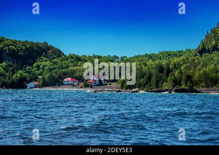 Cottages sur une île isolée de la baie géorgienne, ON. Paysages spectaculaires en été dans la baie Georgienne, en ONTARIO, Canada. Il y a plus de 30,000 îles dans le lac Banque D'Images