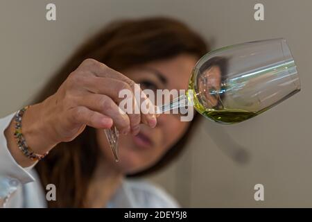 Dégustation d'huile d'olive à Pulheim, Allemagne. Carmen Sanchez Garcia parle toujours du jus d'olive lorsqu'il s'agit d'huile d'olive de qualité supérieure Banque D'Images