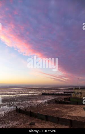 Avant le lever du soleil, un front froid qui s'approche crée un nuage inhabituel Formation au-dessus de l'estuaire de la Tamise sur un décembre froid et givré Matin Banque D'Images