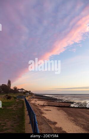 Avant le lever du soleil, un front froid qui s'approche crée un nuage inhabituel Formation au-dessus de l'estuaire de la Tamise sur un décembre froid et givré Matin Banque D'Images