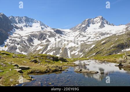 Lac Egesensee, Aperer Pfaffengrad et Schaufelspitze au début de l'été, alpes de Stubai, Tyrol, Autriche Banque D'Images