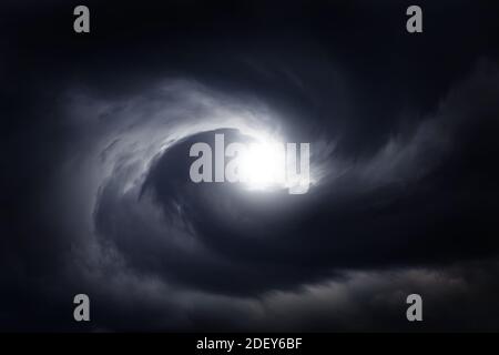 Tourbillon flou dans les nuages de tempête sombre Banque D'Images