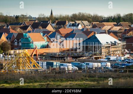 Nouveau développement de logements "Watership" à la périphérie de la petite ville de Whitchurch à côté de l'A34, Whitchurch, Hampshire, Angleterre, Royaume-Uni Banque D'Images