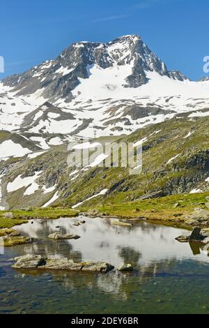 Lac d'Egesensee et sommet de Schaufelspitze au début de l'été, alpes de Stubai, Tyrol, Autriche Banque D'Images