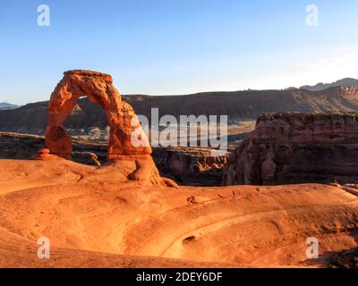 La célèbre arche délicate en fin d'après-midi, dans le parc national d'Archers, Utah, États-Unis Banque D'Images