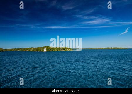 Grande maison lumineuse avec baignoire et Tobermory vu du lac Huron, ON. Paysages spectaculaires en été dans la baie Georgienne, en ONTARIO, Canada. Il y a plus de 30,000 isl Banque D'Images