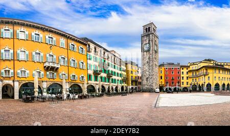 Riva del Garda - charmante ville populaire dans le lac de Garde. Maisons colorées et vieille tour dans le centre-ville. Italie, Tentino Banque D'Images