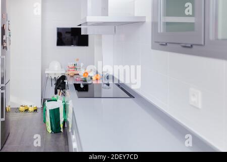 Cuisine d'une maison avec des produits pour préparer des aliments sains et quelques sacs Banque D'Images