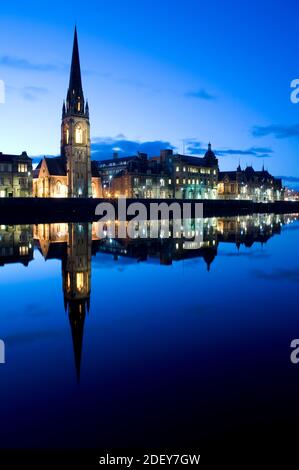 Perth et la rivière Tay lors d'une soirée d'hiver exceptionnellement calme. Banque D'Images