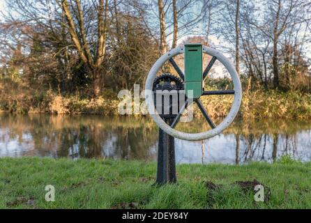 Boîte de dons de charité attachée à une ancienne roue de verrouillage de canal Sur le canal Pocklington Banque D'Images