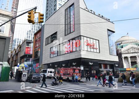 Brooklyn, New York City, États-Unis - 29 novembre 2019. Dime Savings Bank of New York et Century 21 magasins à Brooklyn, New York, États-Unis. Banque D'Images