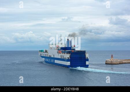 VALLETTA, MALTE - dec10 2019: Bateau de fret partant de la Valette, Malte. Logistique du fret Banque D'Images