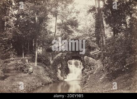 Vue sur la petite grotte en direction de l'étang des cerfs, Bois de Boulogne (1858) par Charles Marville Banque D'Images