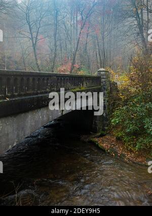 Un pont traverse un ruisseau dans les Blue Ridge Mountains par une journée de brouillard. Banque D'Images