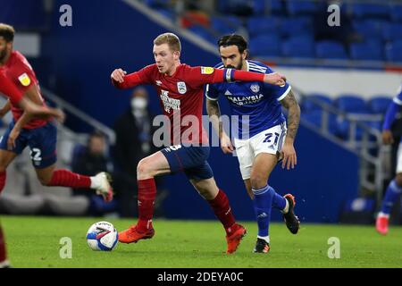 Cardiff, Royaume-Uni. 1er décembre 2020. Lewis O'Brien de la ville de Huddersfield en action. Match de championnat EFL Skybet, ville de Cardiff / ville de Huddersfield au stade de Cardiff City à Cardiff, pays de Galles, le mardi 1er décembre 2020. Cette image ne peut être utilisée qu'à des fins éditoriales. Utilisation éditoriale uniquement, licence requise pour une utilisation commerciale. Aucune utilisation dans les Paris, les jeux ou les publications d'un seul club/ligue/joueur. photo par Andrew Orchard/Andrew Orchard sports Photography/Alamy Live News crédit: Andrew Orchard sports Photography/Alamy Live News Banque D'Images