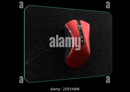 Souris de jeu en métal rouge avec rayures sur un tapis professionnel isolé sur le noir Banque D'Images