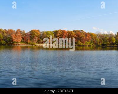 Vue sur le paysage d'automne au lac Brilliant arbres de couleur automnale avec des feuilles d'arbre rouges, jaunes, brunes et orange reflétées dans l'eau le jour lumineux d'octobre Banque D'Images