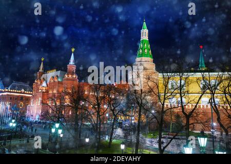 Place Manezhnaya près du Kremlin de Moscou et du musée historique de New Année de Noël Banque D'Images