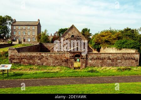 La Maison des Lions se trouve à proximité du Gunpowder Store construit en 1745, un bâtiment en pierre solide, fortement soutenu, sans fenêtre, entouré d'un mur en pierre Banque D'Images