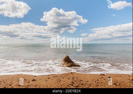 Plage et côte de West Bay sur la côte jurassique à Dorset, prises le jour d'été ensoleillé. Banque D'Images