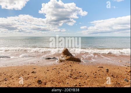 Plage et côte de West Bay sur la côte jurassique à Dorset, prises le jour d'été ensoleillé. Banque D'Images