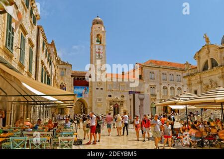 La rue Stradun et la tour de l'horloge de la vieille ville de Dubrovnik, la côte dalmate, en Croatie. Banque D'Images
