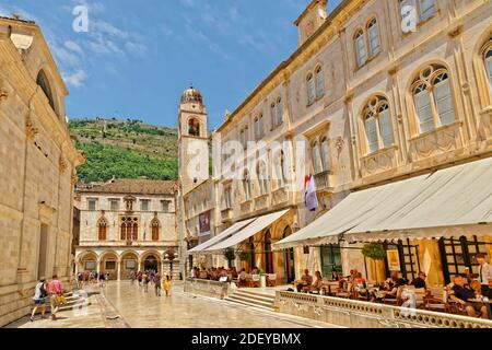 Fin de la rue Stradun et tour de l'horloge dans la vieille ville de Dubrovnik, côte dalmate, Croatie. Banque D'Images