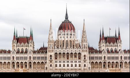 Le Parlement hongrois, lors d'un automne pluvieux à Budapest, la capitale de la Hongrie Banque D'Images