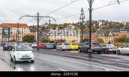 Rues de Budapest par un automne pluvieux. Banque D'Images