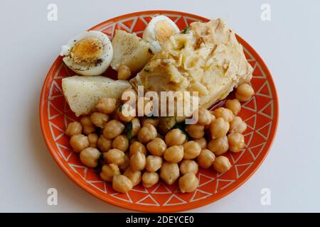 plat portugais typique de morue bouillie avec grain, oignons, oeuf bouilli, huile d'olive, poivre et persil, portugal, loins Banque D'Images