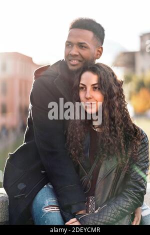 Photo de l'instant heureux de couple interracial d'amoureux. Ils sont à Madrid Banque D'Images