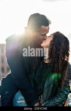 Photo de l'instant heureux de couple interracial d'amoureux embrassant. Banque D'Images