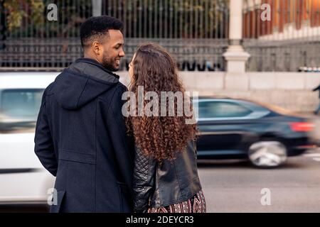 Photo de la joyeuse moment de couple interracial d'amoureux dans les rues de Madrid. Banque D'Images
