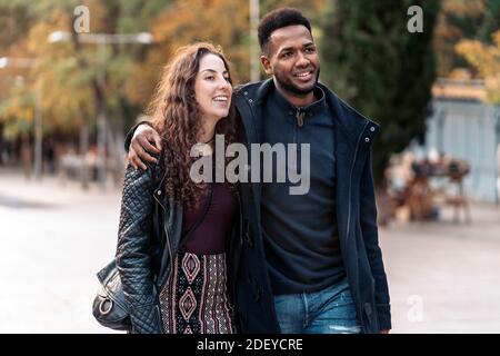 Photo de l'instant heureux de couple interracial d'amoureux. Ils sont à Madrid Banque D'Images