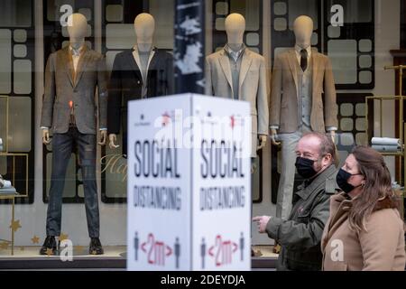 Alors que l'Angleterre termine son deuxième confinement en cas de pandémie de coronavirus et que Londres entre dans une restriction de niveau 2, les Londoniens retournent dans le West End pour commencer leurs achats de Noël dans les rues, le 2 décembre 2020, à Londres, en Angleterre. Banque D'Images