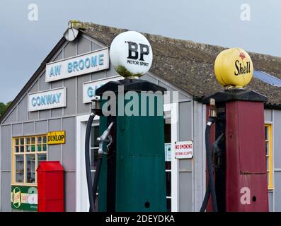 Pompes à essence Old Shell et BP au garage Conway à Le Black Country Living Museum à Dudley West Midlands, Angleterre ROYAUME-UNI Banque D'Images