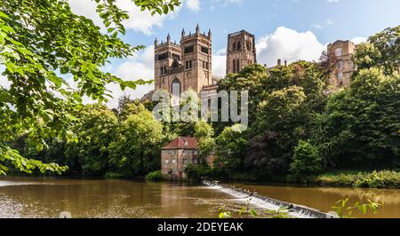 Une vue de la cathédrale de Durham sur la rivière Wear Banque D'Images