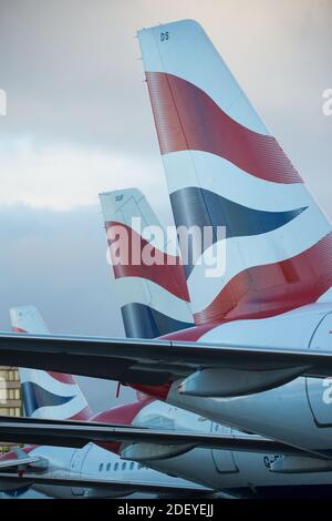 Glasgow, Écosse, Royaume-Uni. 2 décembre 2020. Photo :les avions airbus de British Airways sont toujours au sol en raison de la pandémie du coronavirus (COVID19). En raison de l'incertitude et d'un ralentissement massif et sans précédent de l'industrie aérienne mondiale, British Airways (BA) a mis plus d'un quart de son personnel à disposition. L'aéroport de Glasgow a maintenant garé les jets mis à la terre dans une zone plus petite du tarmac, puisqu'ils occupaient une partie de la deuxième piste de l'aéroport. Crédit : Colin Fisher/Alay Live News Banque D'Images