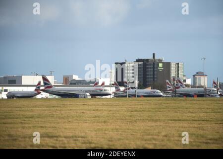 Glasgow, Écosse, Royaume-Uni. 2 décembre 2020. Photo :les avions airbus de British Airways sont toujours au sol en raison de la pandémie du coronavirus (COVID19). En raison de l'incertitude et d'un ralentissement massif et sans précédent de l'industrie aérienne mondiale, British Airways (BA) a mis plus d'un quart de son personnel à disposition. L'aéroport de Glasgow a maintenant garé les jets mis à la terre dans une zone plus petite du tarmac, puisqu'ils occupaient une partie de la deuxième piste de l'aéroport. Crédit : Colin Fisher/Alay Live News Banque D'Images