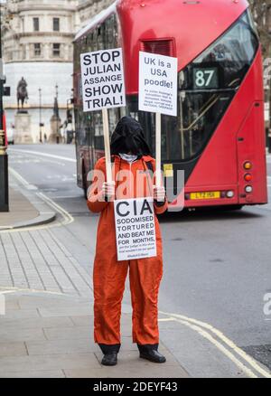 Londres Royaume-Uni 02 déc.2020 l'AP est seule à protester, Downing Street, défilant devant les portes, portant un costume orange , comme ceux portés par les prisonniers de Guantanamo Bay, avec une capuche sur sa tête et des bannières réclamant la liberté d'Assange et d'acclamer la CIA de torturer les prisonniers. Paul Quezada-Neiman/Alamy Live News Banque D'Images