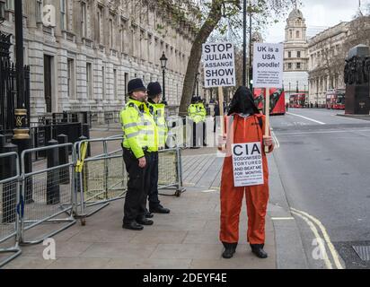 Londres Royaume-Uni 02 déc.2020 l'AP est seule à protester, Downing Street, défilant devant les portes, portant un costume orange , comme ceux portés par les prisonniers de Guantanamo Bay, avec une capuche sur sa tête et des bannières réclamant la liberté d'Assange et d'acclamer la CIA de torturer les prisonniers. Paul Quezada-Neiman/Alamy Live News Banque D'Images