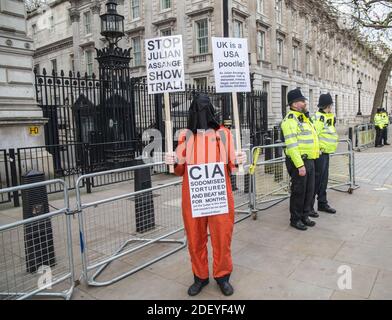 Londres Royaume-Uni 02 déc.2020 l'AP est seule à protester, Downing Street, défilant devant les portes, portant un costume orange , comme ceux portés par les prisonniers de Guantanamo Bay, avec une capuche sur sa tête et des bannières réclamant la liberté d'Assange et d'acclamer la CIA de torturer les prisonniers. Paul Quezada-Neiman/Alamy Live News Banque D'Images