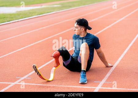 Photo d'un athlète handicapé en train de faire une pause. Concept de sport paralympique. Banque D'Images