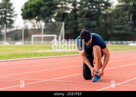 Photo de l'athlète d'homme handicapé prenant une pause et nouant ses entraîneurs. Concept de sport paralympique. Banque D'Images