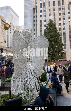 L'emblématique sapin de Noël du Rockefeller Center attend l'éclairage pour les fêtes, New York City, USA 2020 Banque D'Images