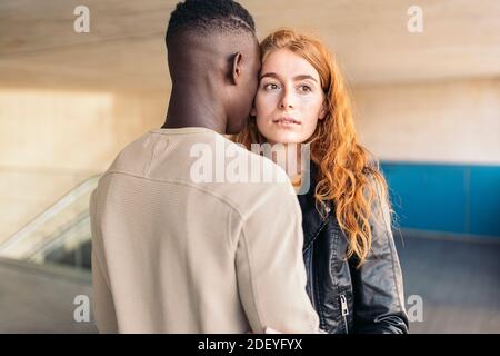 Photo d'un jeune couple multiethnique qui se serre. Banque D'Images