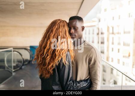 Photo d'un jeune couple multiethnique qui se serre. Banque D'Images