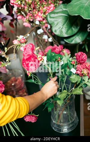 Photo de la personne non reconnue préparant le bouquet de fleurs. Banque D'Images