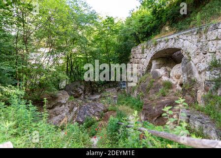 Pont archéologique trouvé dans la Valnerina le long de la rivière noire Banque D'Images